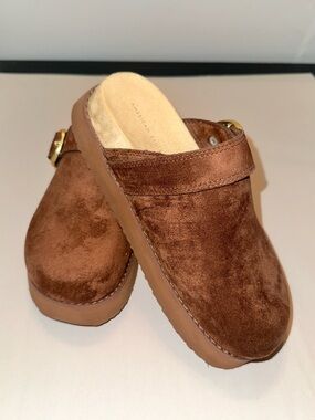 Women’s American Eagle Platform Clogs